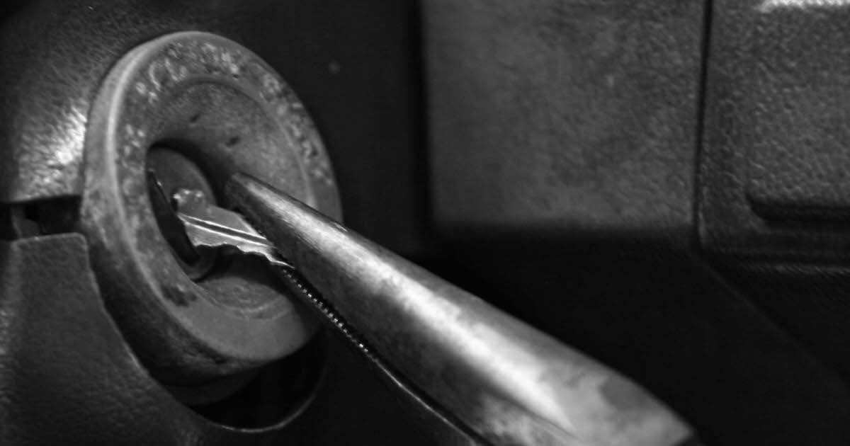 Broken or Stuck car Key Removal